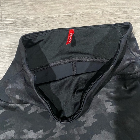 Spanx Black Camo Faux Leather Leggings - Picture 4 of 8